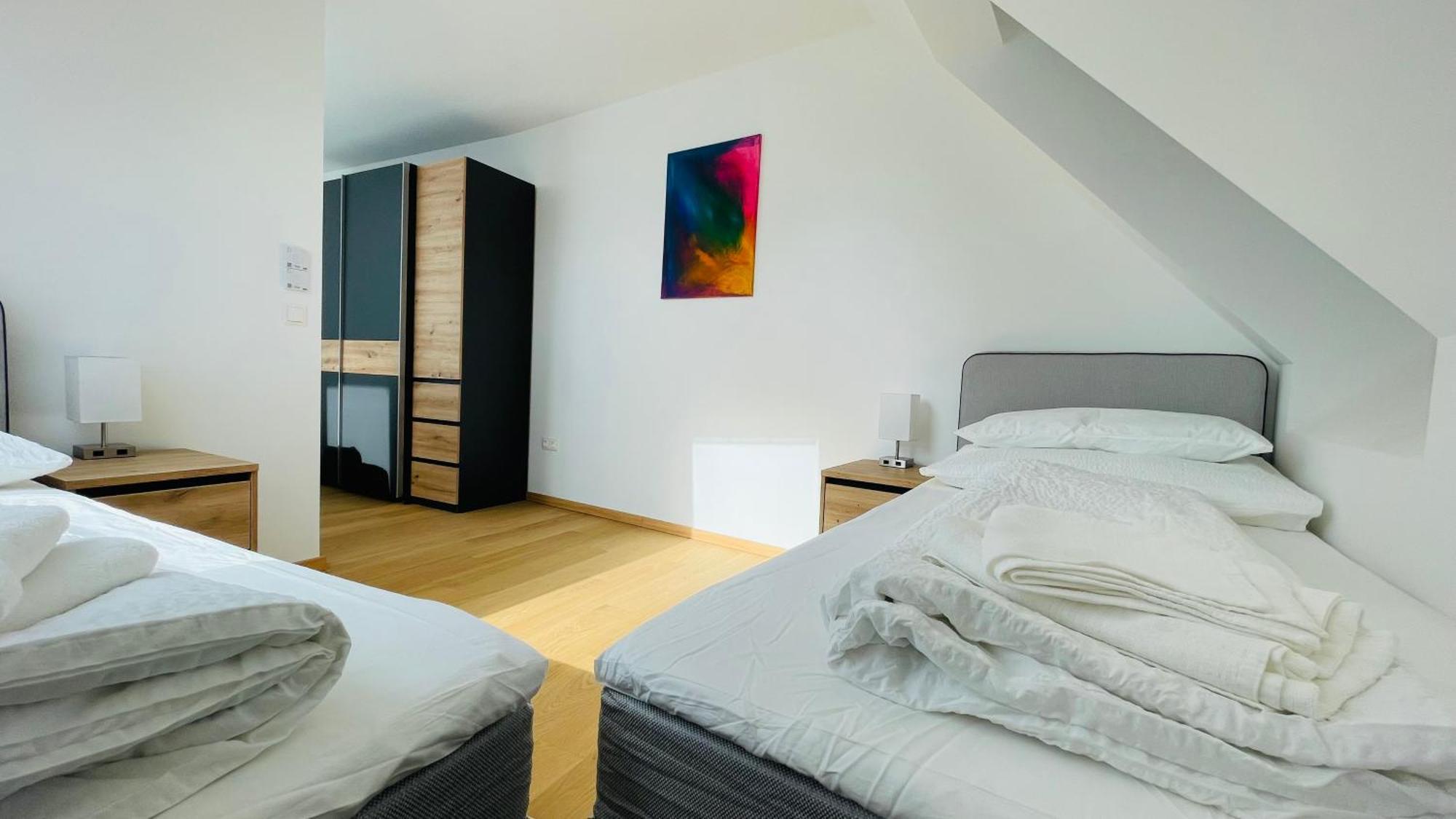 Spacious Penthouse - 4 For Up To 10 Guests - Contactless Check-in Apartament